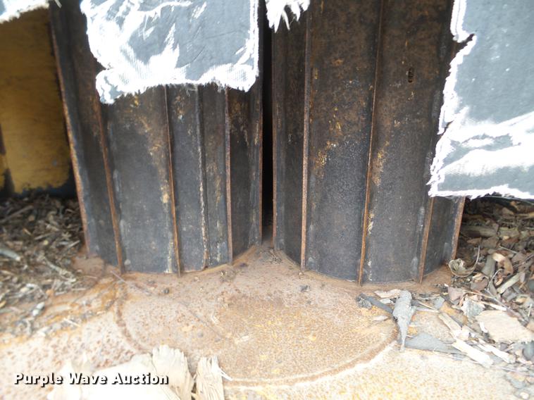 image for item FM9334 2004 Vermeer BC1800XL wood chipper