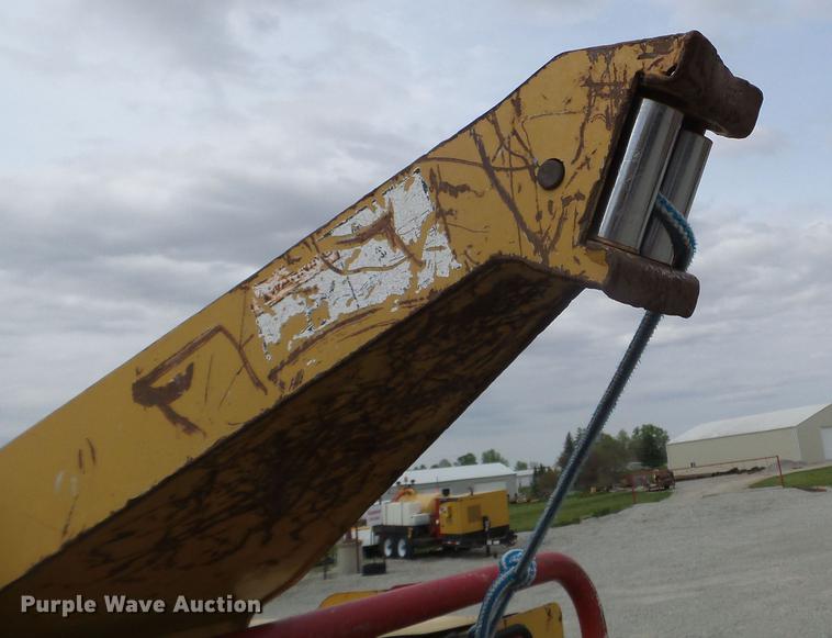 image for item FM9334 2004 Vermeer BC1800XL wood chipper