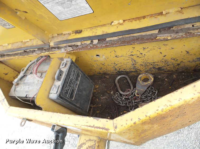 image for item FM9334 2004 Vermeer BC1800XL wood chipper