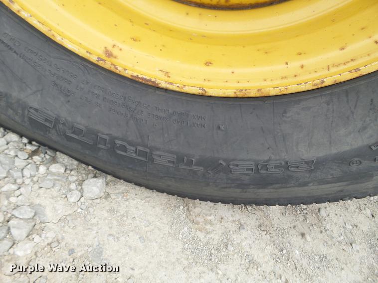 image for item FM9334 2004 Vermeer BC1800XL wood chipper