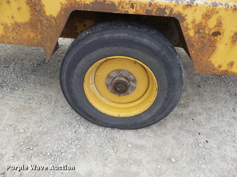 image for item FM9334 2004 Vermeer BC1800XL wood chipper