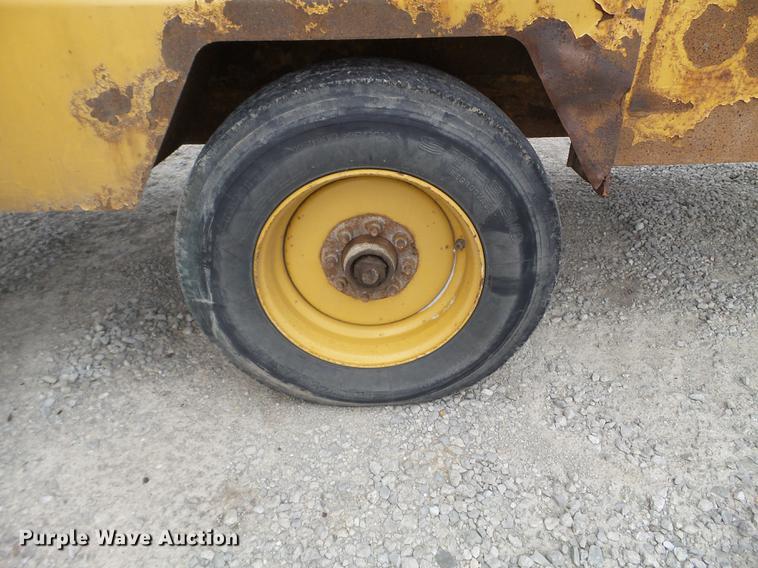 image for item FM9334 2004 Vermeer BC1800XL wood chipper