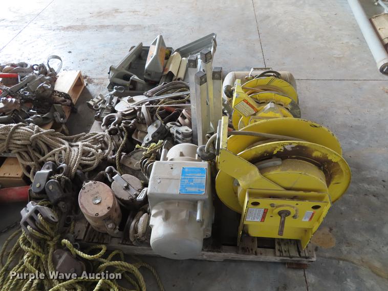 image for item G1706 Electrical items