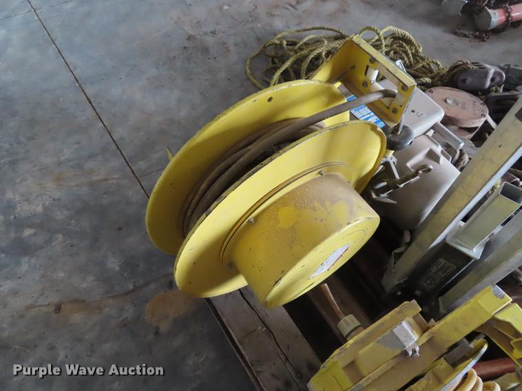 image for item G1706 Electrical items