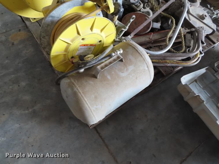 image for item G1706 Electrical items