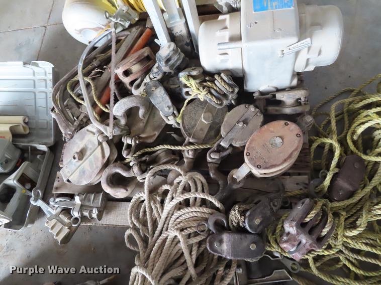 image for item G1706 Electrical items