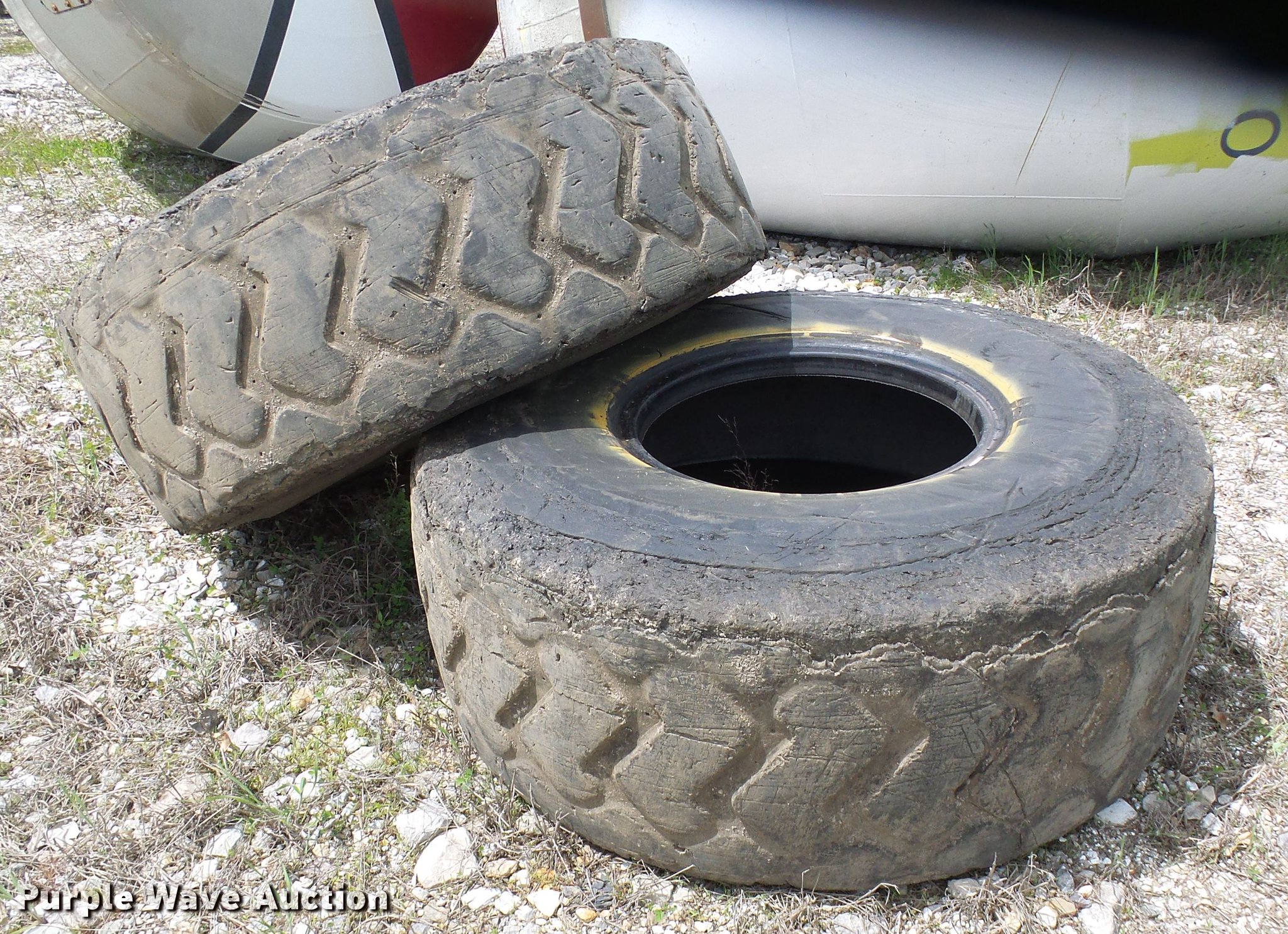 (2) 20.5R25 tires in Columbia, MO Item DF7279 sold Purple Wave