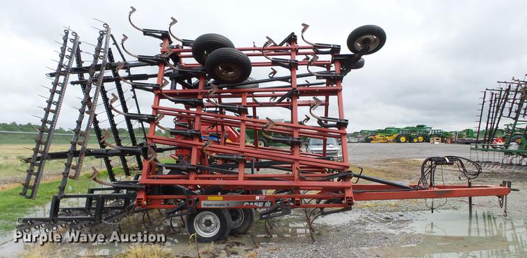 image for item CD9616 Case IH Tigermate II field cultivator
