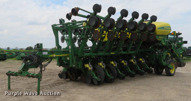 image for item DE8055 2004 John Deere 1790 CCS split row planter