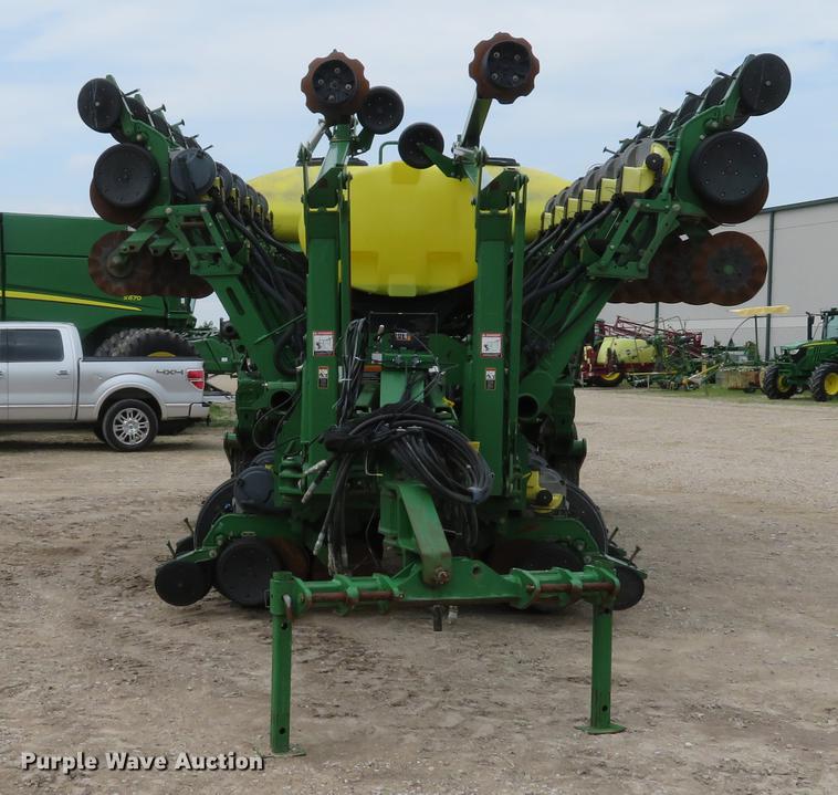 image for item DE8055 2004 John Deere 1790 CCS split row planter