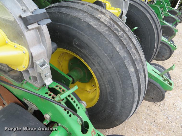 image for item DE8055 2004 John Deere 1790 CCS split row planter