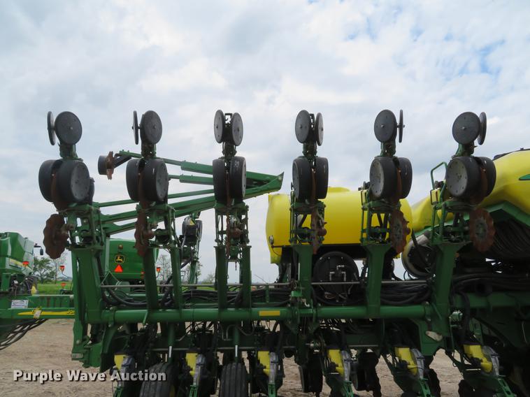 image for item DE8055 2004 John Deere 1790 CCS split row planter