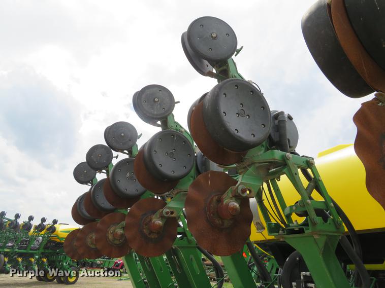 image for item DE8055 2004 John Deere 1790 CCS split row planter