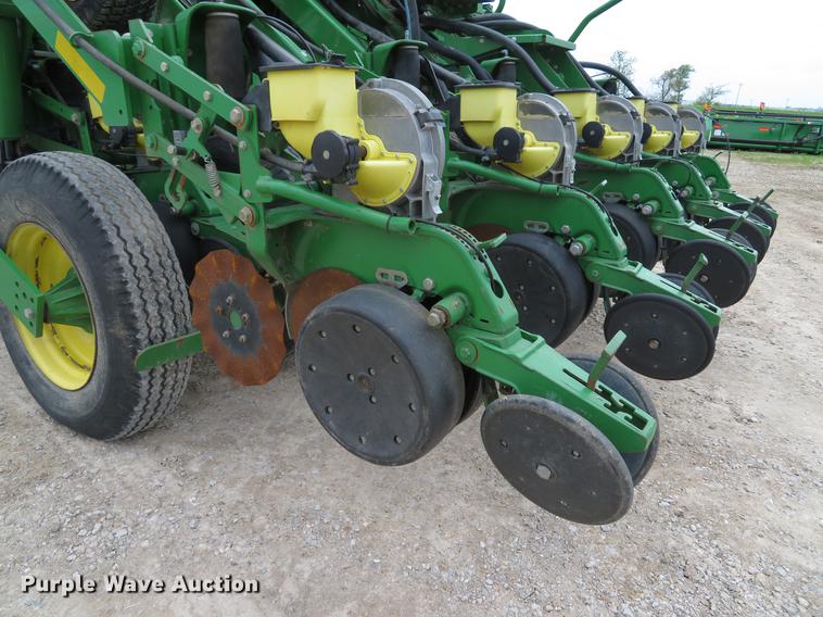 image for item DE8055 2004 John Deere 1790 CCS split row planter