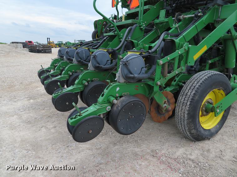 image for item DE8055 2004 John Deere 1790 CCS split row planter