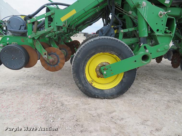 image for item DE8055 2004 John Deere 1790 CCS split row planter