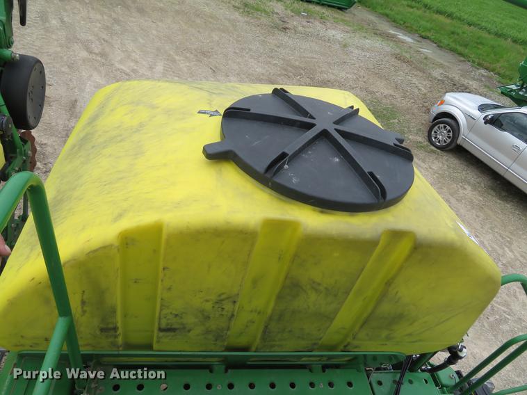 image for item DE8055 2004 John Deere 1790 CCS split row planter