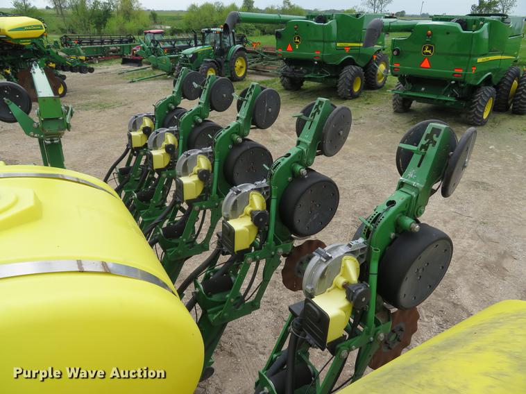 image for item DE8055 2004 John Deere 1790 CCS split row planter