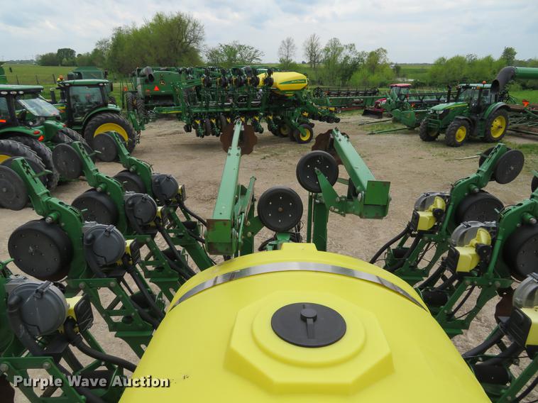 image for item DE8055 2004 John Deere 1790 CCS split row planter