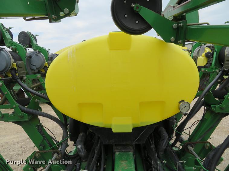 image for item DE8055 2004 John Deere 1790 CCS split row planter