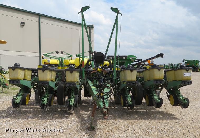 image for item DE8056 John Deere 7200 Max Emerge 2 planter