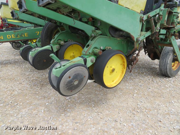 image for item DE8056 John Deere 7200 Max Emerge 2 planter