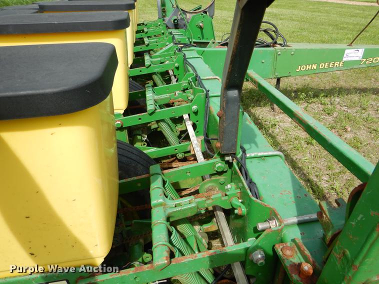 image for item DE8384 John Deere 7200 Max Emerge 2 planter