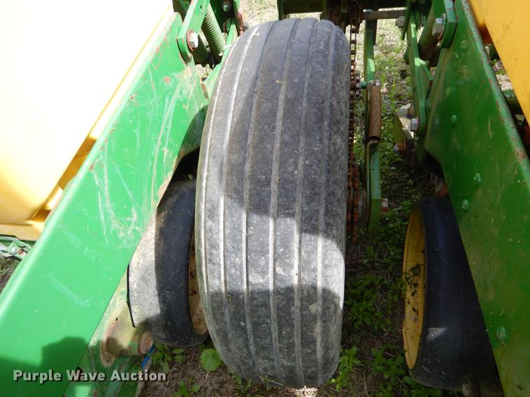 image for item DE8384 John Deere 7200 Max Emerge 2 planter