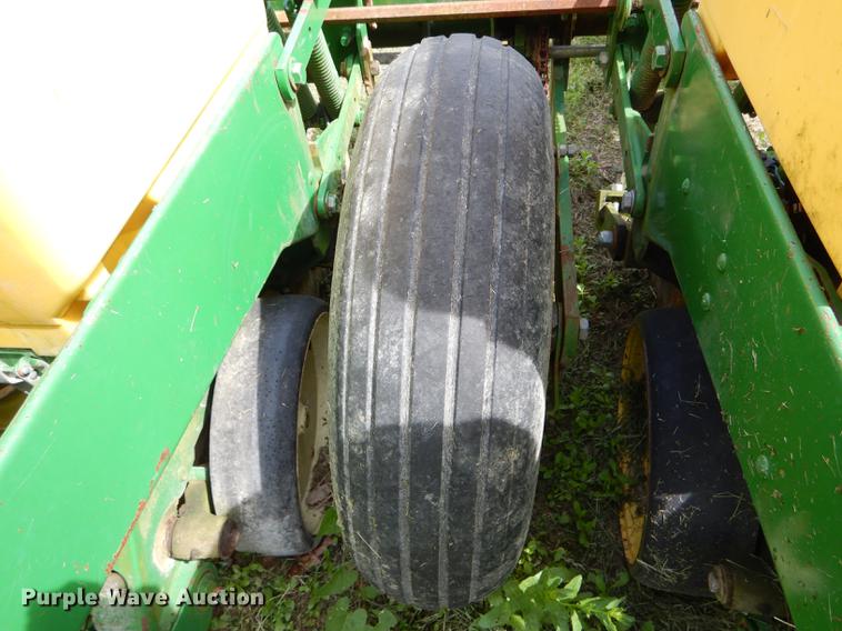image for item DE8384 John Deere 7200 Max Emerge 2 planter