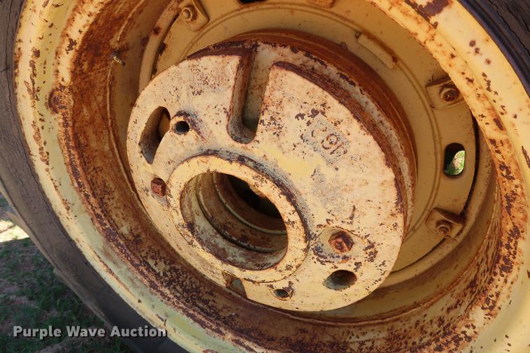 image for item DF4423 1954 John Deere R tractor