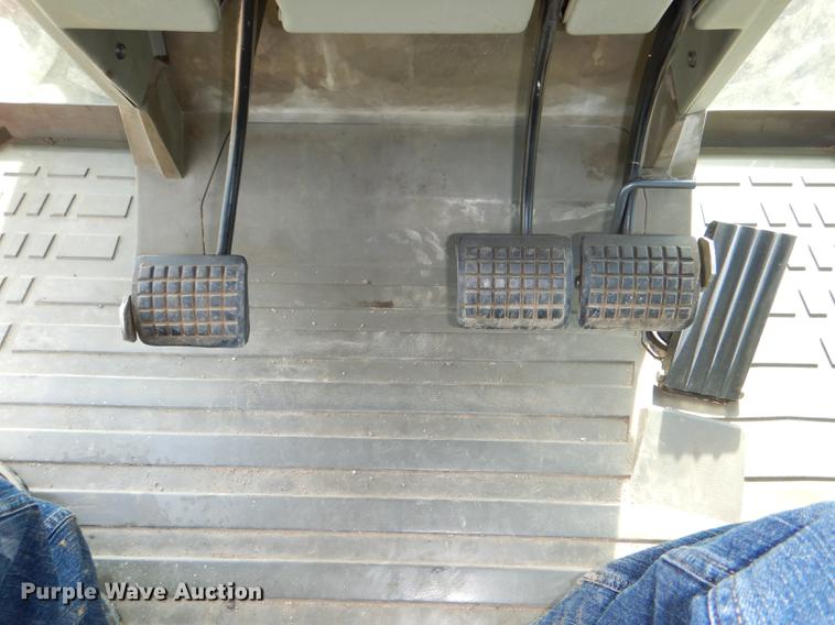 image for item DG1061 2002 Massey-Ferguson 8250 MFWD tractor