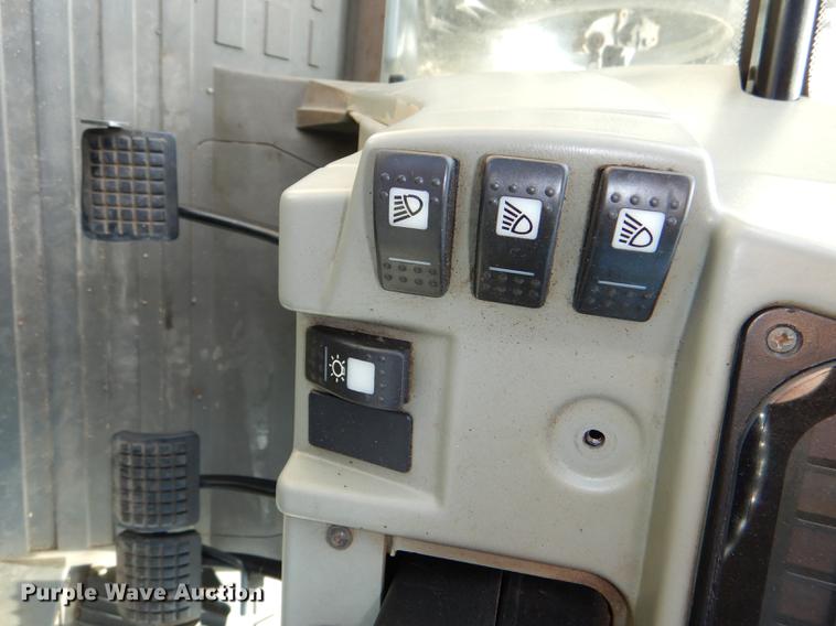 image for item DG1061 2002 Massey-Ferguson 8250 MFWD tractor