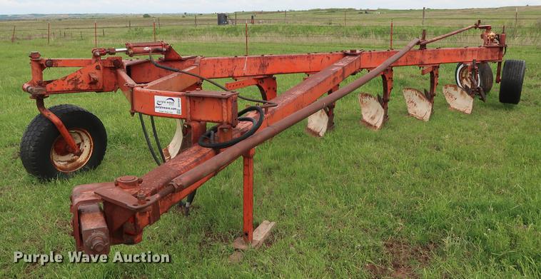 image for item DG3450 Case IH 618 six bottom plow