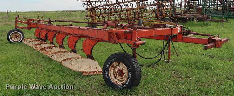 image for item DG3450 Case IH 618 six bottom plow