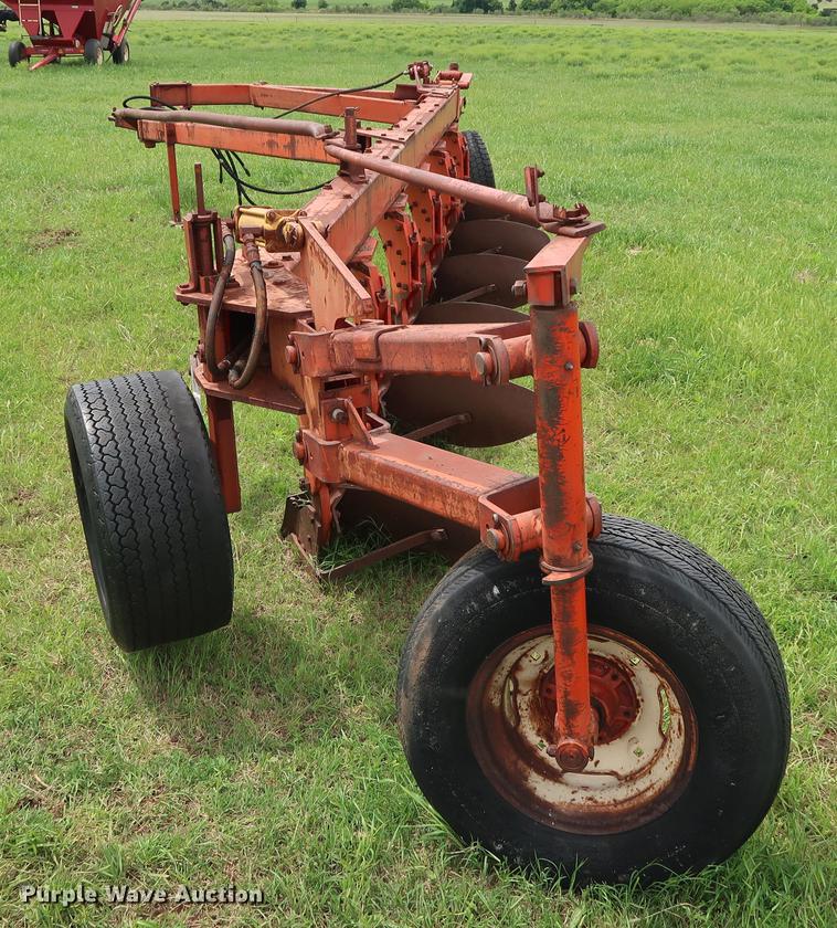 image for item DG3450 Case IH 618 six bottom plow