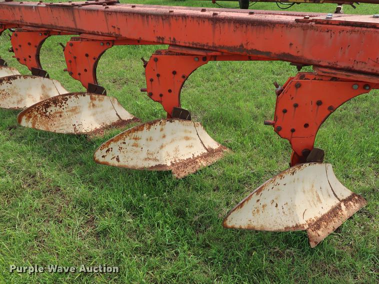 image for item DG3450 Case IH 618 six bottom plow