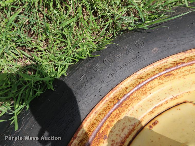 image for item DG3451 (2) John Deere 208 grain drills