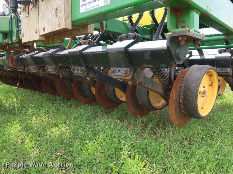 image for item DG3452 John Deere 750 grain drill