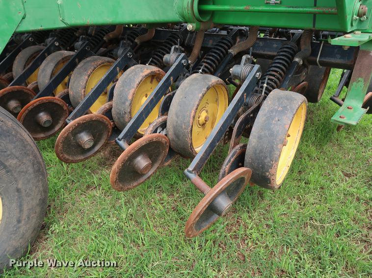 image for item DG3452 John Deere 750 grain drill