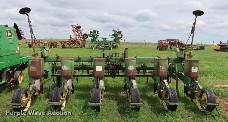 image for item DG3453 John Deere 1300 planter