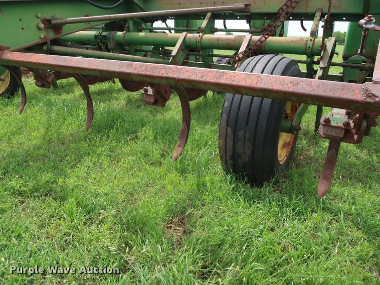 image for item DG3453 John Deere 1300 planter