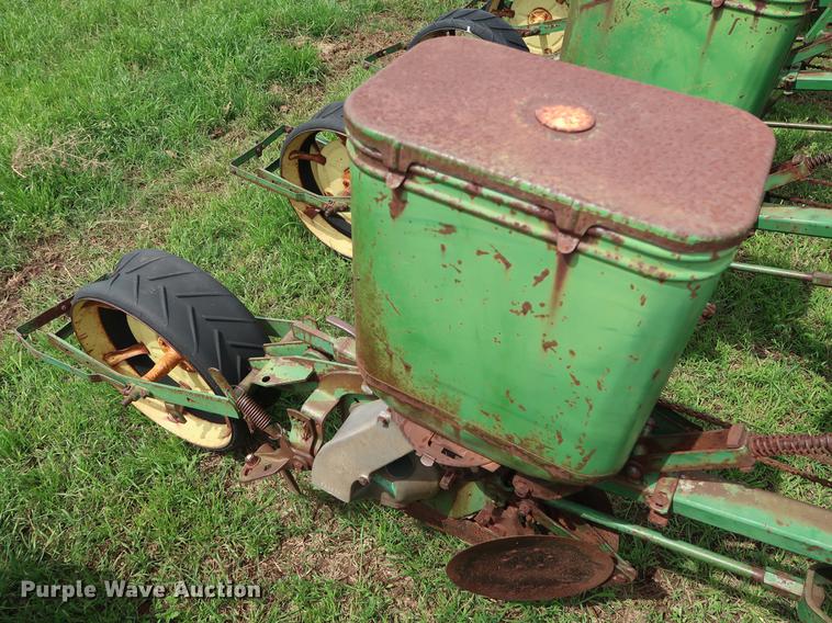 image for item DG3453 John Deere 1300 planter