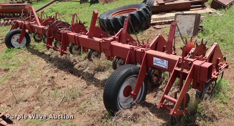 image for item DG3458 International 133 row crop cultivator