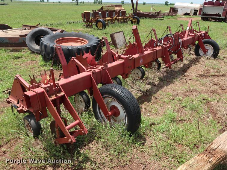 image for item DG3458 International 133 row crop cultivator