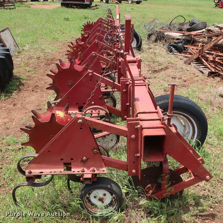image for item DG3458 International 133 row crop cultivator