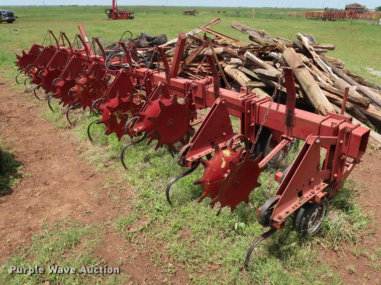 image for item DG3458 International 133 row crop cultivator