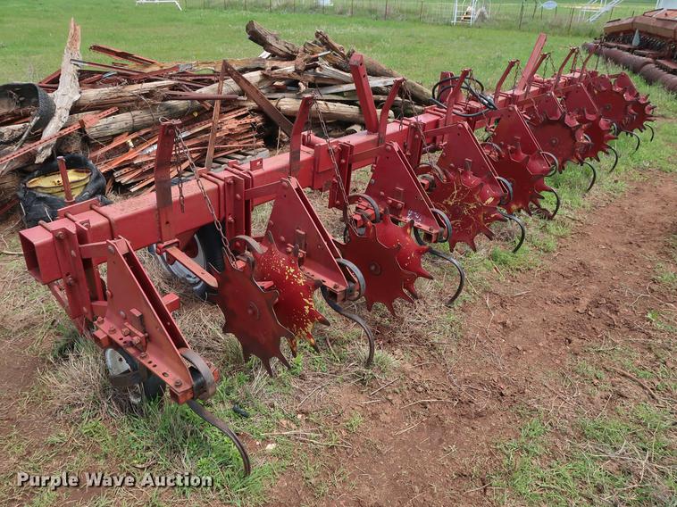 image for item DG3458 International 133 row crop cultivator
