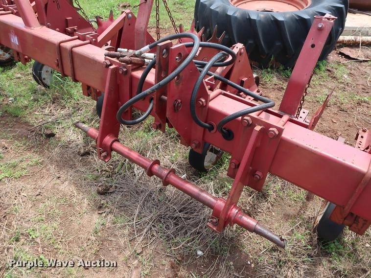 image for item DG3458 International 133 row crop cultivator