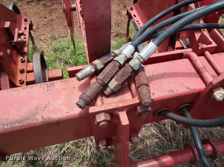 image for item DG3458 International 133 row crop cultivator