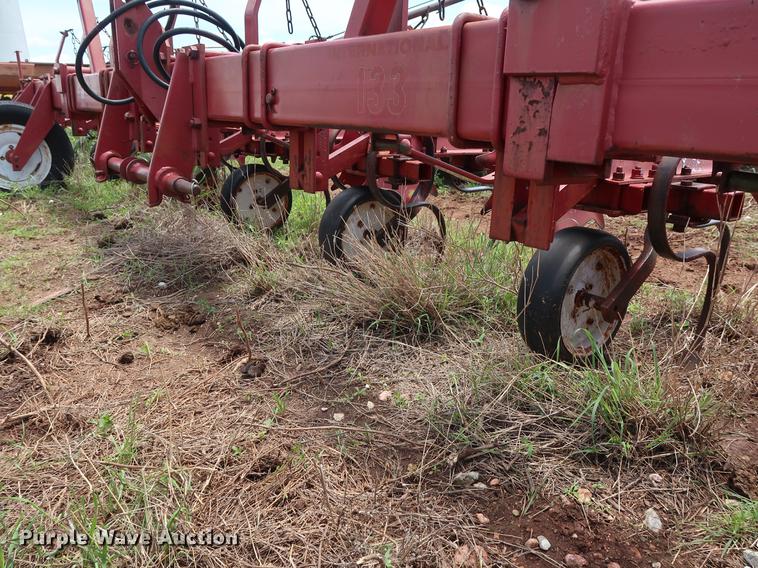 image for item DG3458 International 133 row crop cultivator